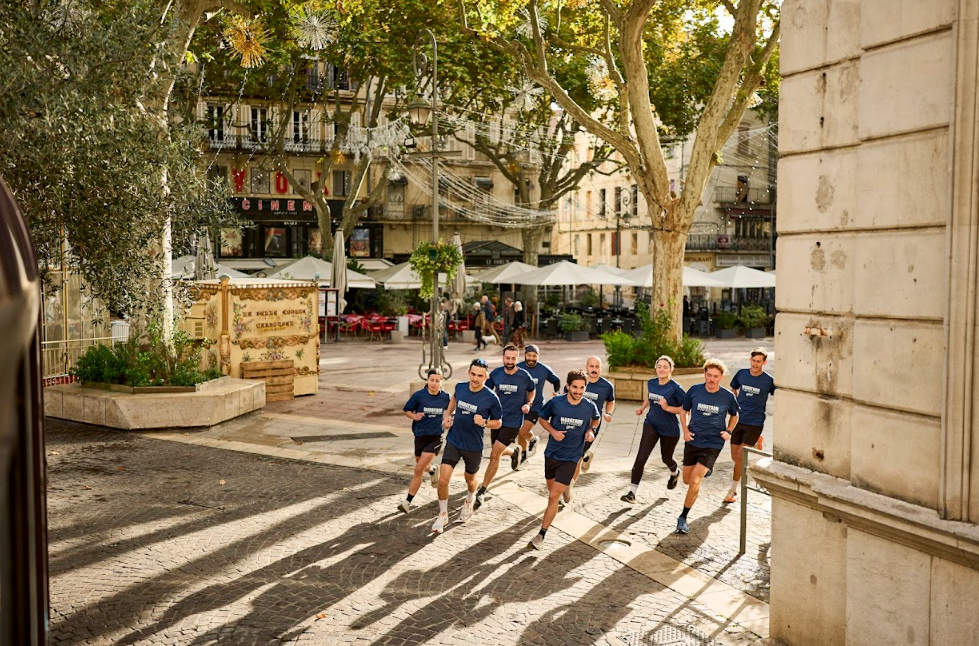 Coureurs élancés à travers la ville à l'occasion du Marathon d'Avignon
