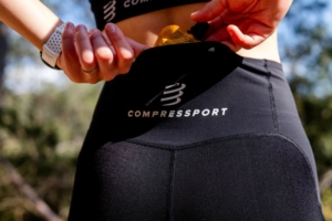 Le short Compressport Trail Under Control présente une poche arrière pour ranger les ravitos.