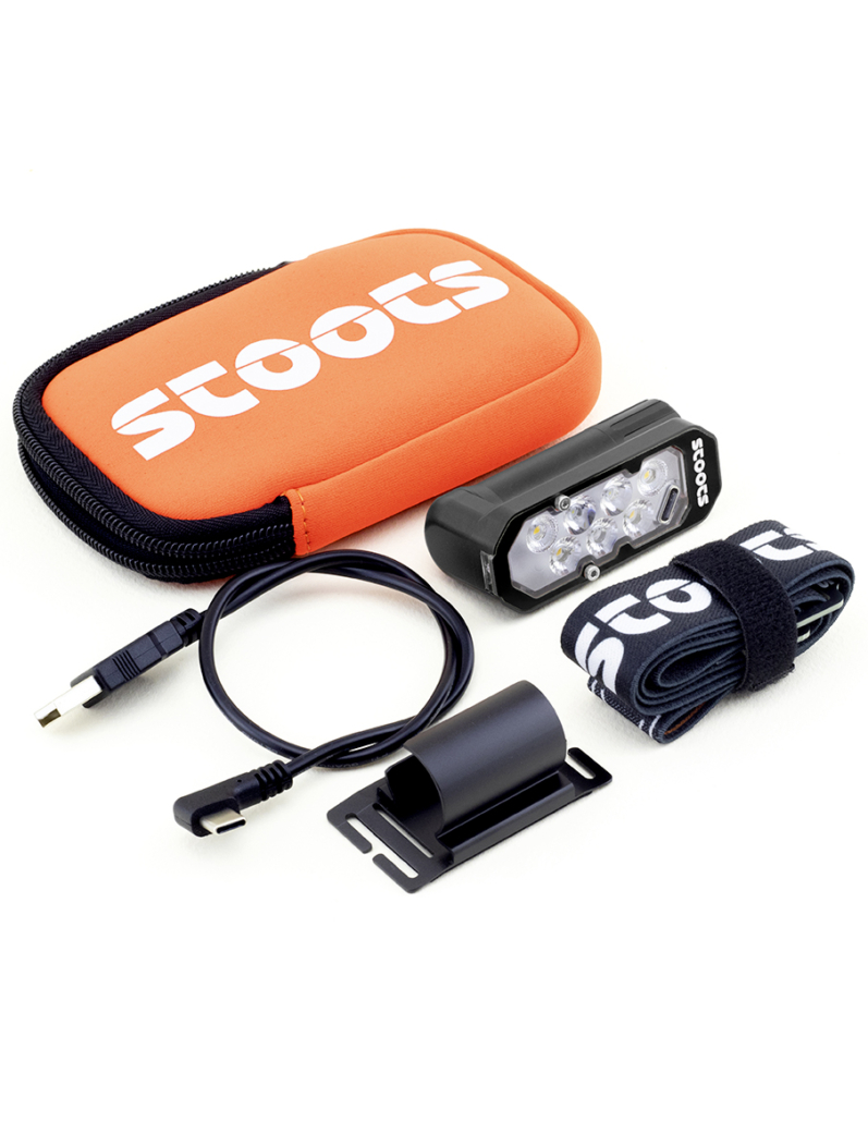 Lampe frontale Stoots Kiska 3, présentée avec sa pochette et ses accessoires.