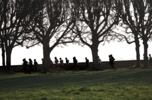 Coureurs à travers les sentiers naturels parisiens, le long des arbres.