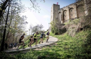 Coureurs en pleine montée, en direction d'un monument parisien