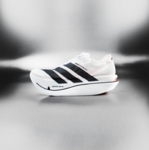 La adidas Adizero Adios Pro Evo 3 présente une esthétique minimaliste.
