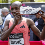 Sabastian Sawe (KEN) a battu le record du monde du marathon 01:59:30 avec une paire adidas Adizero Adios Evo Pro 3 aux pieds.