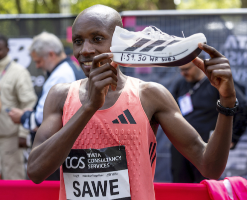 Sabastian Sawe (KEN) a battu le record du monde du marathon 01:59:30 avec une paire adidas Adizero Adios Evo Pro 3 aux pieds.