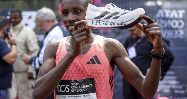 Sabastian Sawe (KEN) a battu le record du monde du marathon 01:59:30 avec une paire adidas Adizero Adios Evo Pro 3 aux pieds.