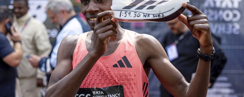 Sabastian Sawe (KEN) a battu le record du monde du marathon 01:59:30 avec une paire adidas Adizero Adios Evo Pro 3 aux pieds.