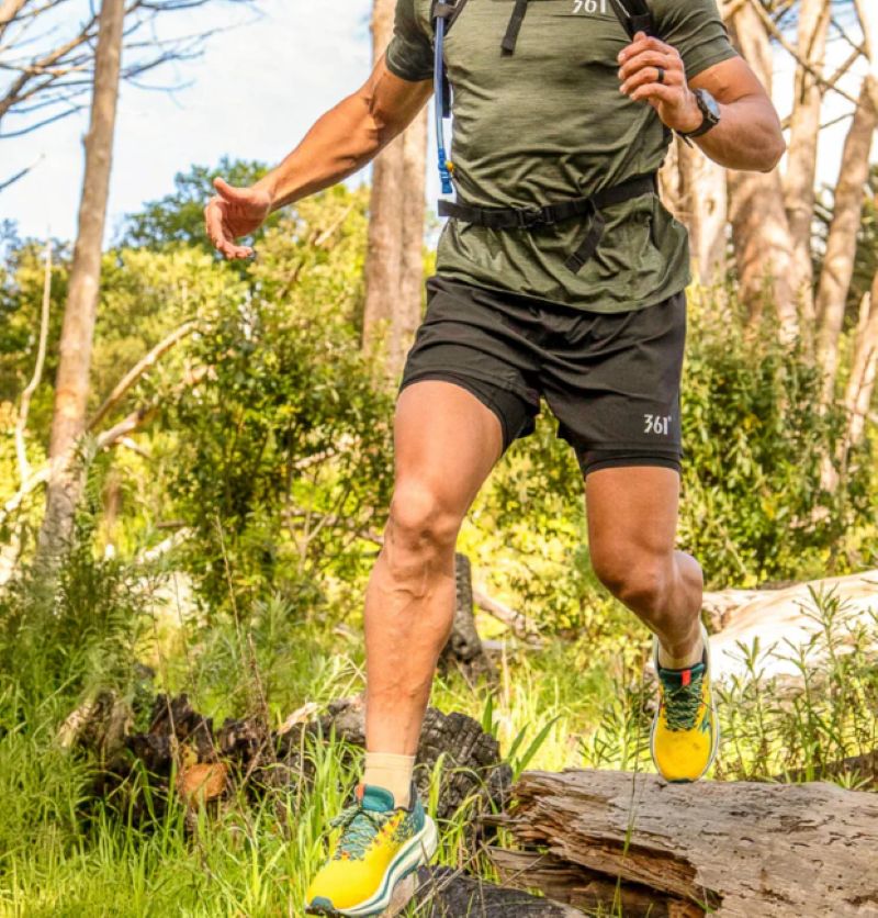 Traileur en short et tee-shirt sombres, avec à ses pieds les 361° Futura 3