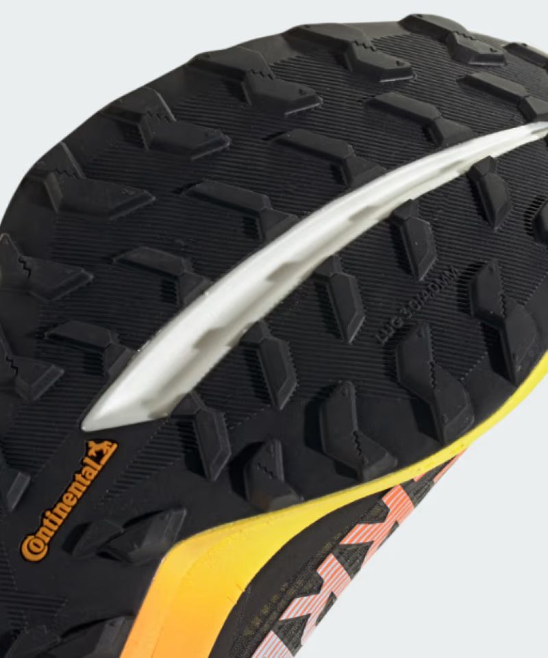Semelle extérieure de la Adidas Terrex Agravic Speed Ultra 2, équipée de crampons plus profonds.