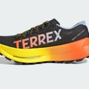 Adidas Terrex Agravic Speed Ultra 2 vue de profil, avec une empeigne noire et une semelle jaune et orange.