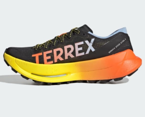 Adidas Terrex Agravic Speed Ultra 2 vue de profil, avec une empeigne noire et une semelle jaune et orange.