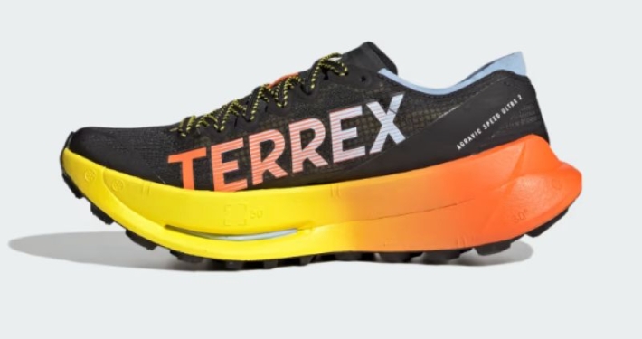 Adidas Terrex Agravic Speed Ultra 2 vue de profil, avec une empeigne noire et une semelle jaune et orange.