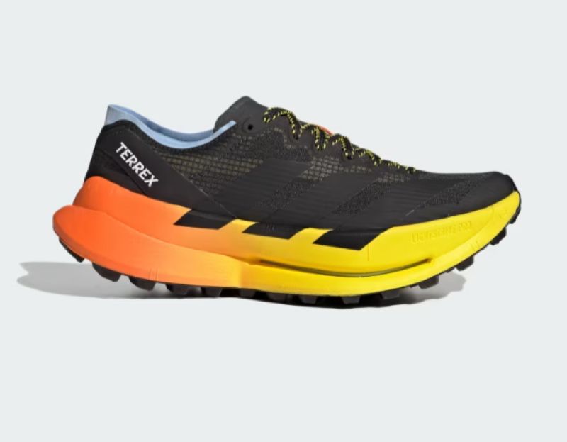 Adidas Terrex Agravic Speed Ultra 2 vue de profil, avec une empeigne noire et une semelle jaune et orange.