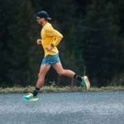 Coureur au bord d'une route de campagne
