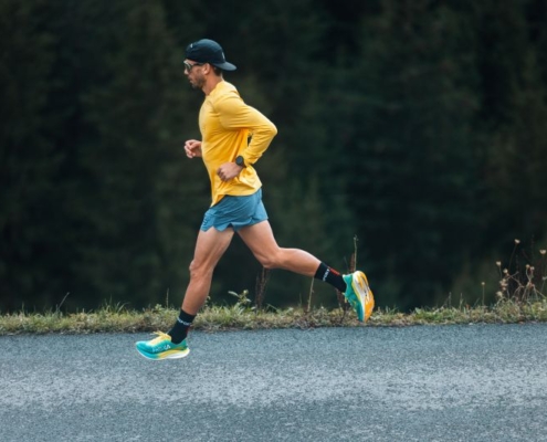 Coureur au bord d'une route de campagne
