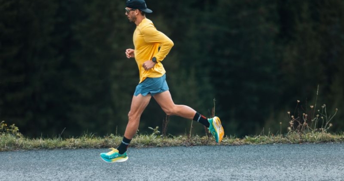 Coureur au bord d'une route de campagne