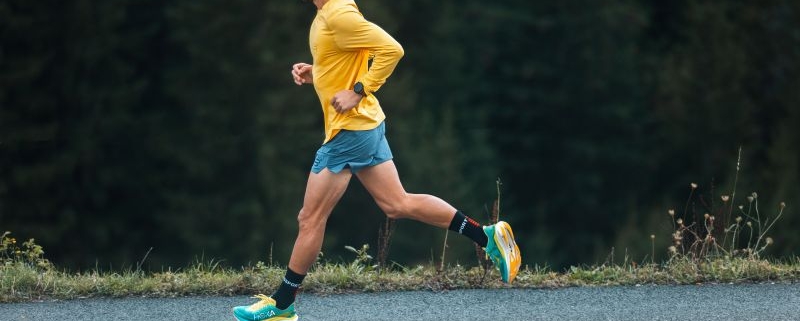 Coureur au bord d'une route de campagne