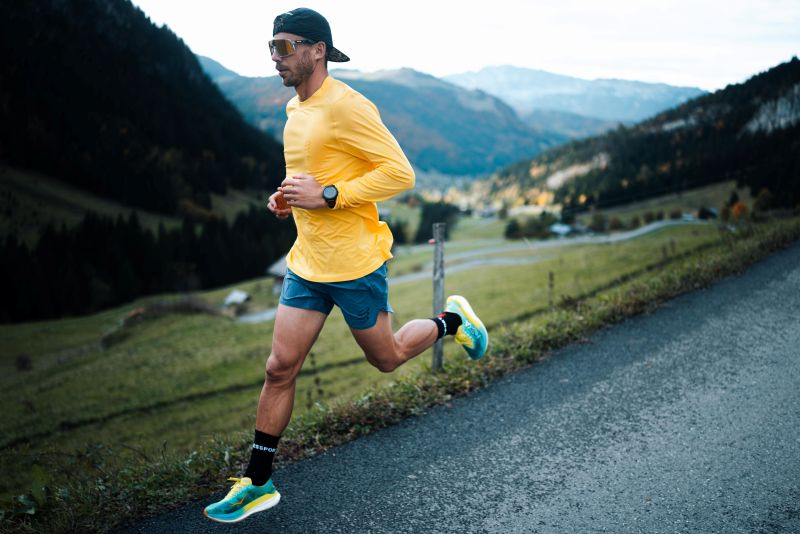 Coureur au bord d'une route de campagne