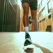 Homme en tenue de course à pied, portant les Kiprun Kipride Max à ses pieds