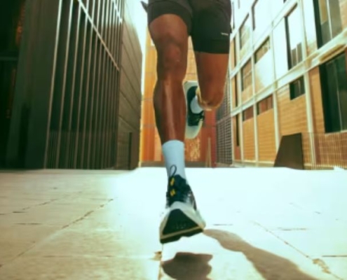 Homme en tenue de course à pied, portant les Kiprun Kipride Max à ses pieds