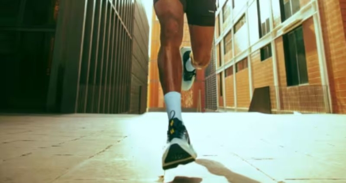 Homme en tenue de course à pied, portant les Kiprun Kipride Max à ses pieds