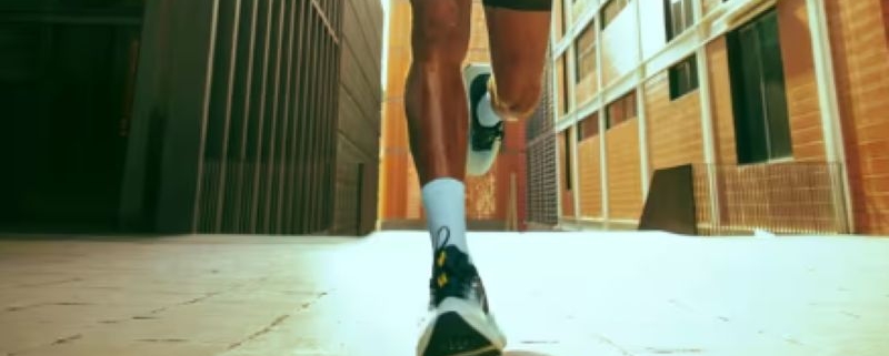 Homme en tenue de course à pied, portant les Kiprun Kipride Max à ses pieds