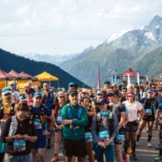 De nombreux coureurs au départ de la MDS Crazy Loops, à la station alpine La Rosière, sur fond de montagnes.