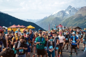 De nombreux coureurs au départ de la MDS Crazy Loops, à la station alpine La Rosière, sur fond de montagnes.