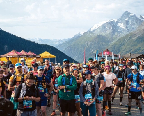 De nombreux coureurs au départ de la MDS Crazy Loops, à la station alpine La Rosière, sur fond de montagnes.