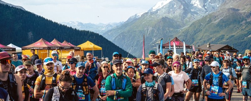 De nombreux coureurs au départ de la MDS Crazy Loops, à la station alpine La Rosière, sur fond de montagnes.