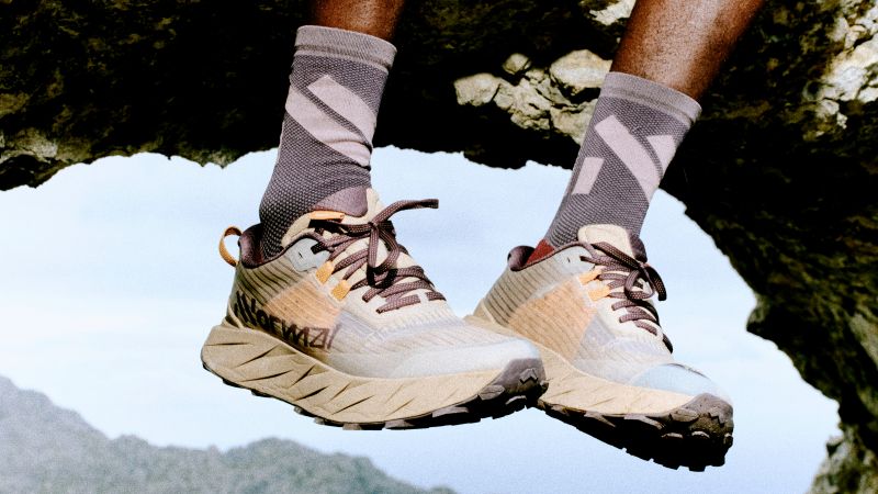 Paire de NNormal Cadi aux pieds d'un coureur qui pendent dans le vide