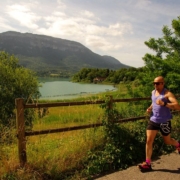 Coureur faisant le tour du Lac d'Aiguebelette
