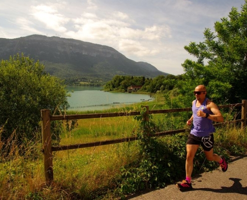 Coureur faisant le tour du Lac d'Aiguebelette