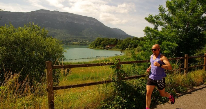 Coureur faisant le tour du Lac d'Aiguebelette
