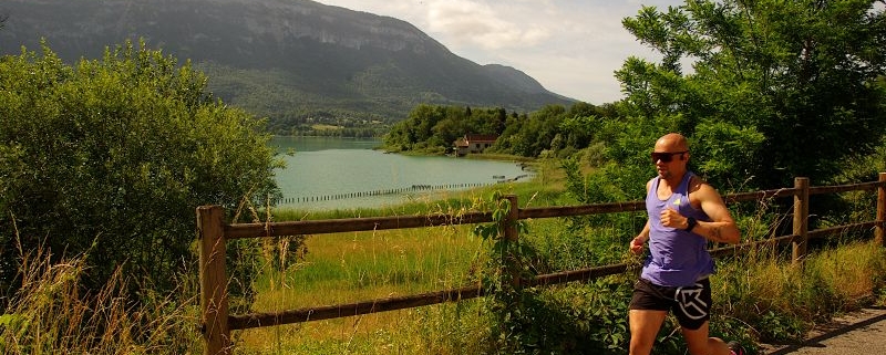 Coureur faisant le tour du Lac d'Aiguebelette