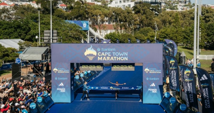 Ligne d'arrivée vue en plongée du Cape Town Marathon