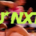 Image floutée d'une athlète en plein sprint, derrière l'inscription en jaune U*NXT