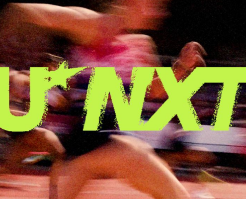 Image floutée d'une athlète en plein sprint, derrière l'inscription en jaune U*NXT