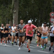 Peloton de coureurs sur une course officielle sur route