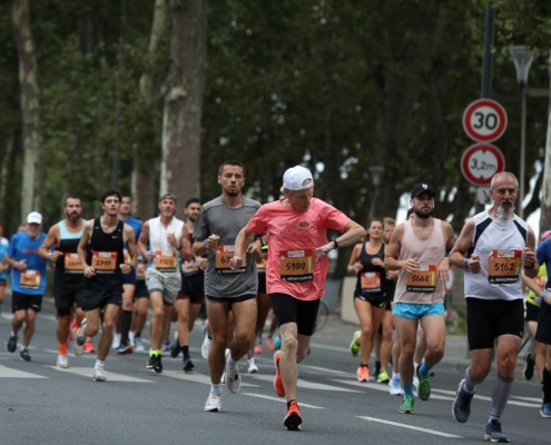 Peloton de coureurs sur une course officielle sur route