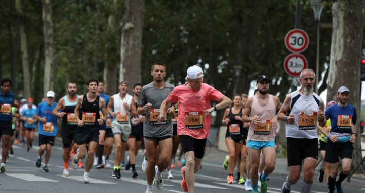Peloton de coureurs sur une course officielle sur route