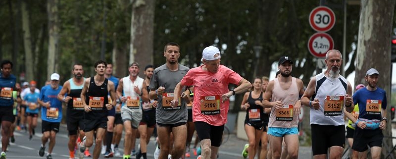 Peloton de coureurs sur une course officielle sur route