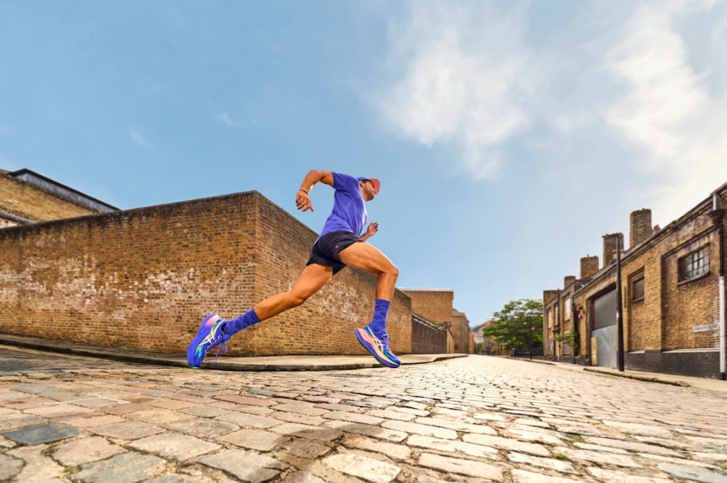Notre avis sur l'Asics Superblast 3 après test. Une chaussure de running polyvalente, légère et dynamique, idéale pour les sorties longues et le marathon.