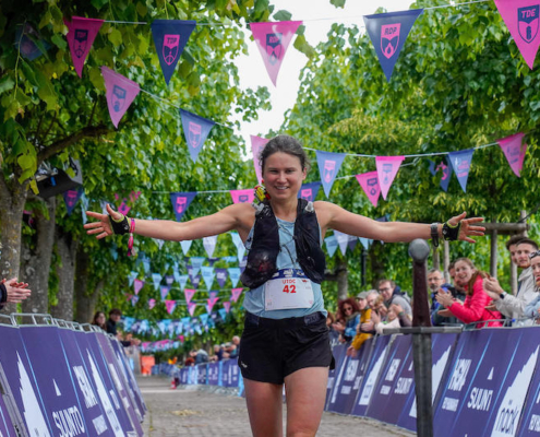 À 34 ans, Christine de Geloes est devenue en seulement deux ans l'une des révélations françaises de l'ultra-trail. Portrait d'une maman de six enfants qualifiée pour l'UTMB 2027.