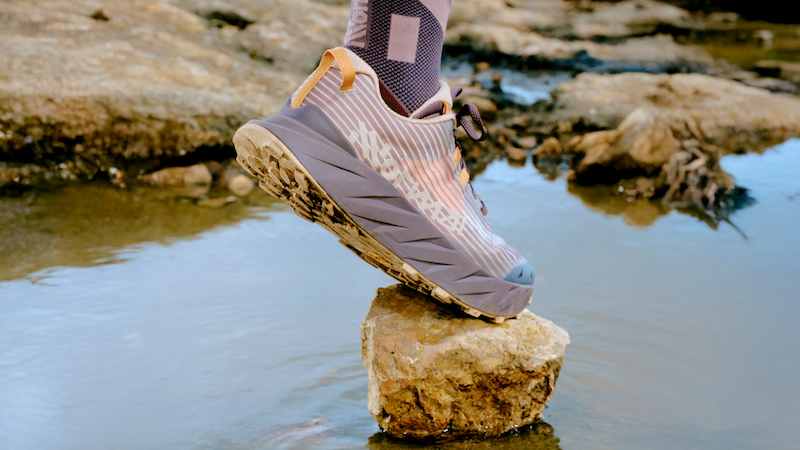 Confort, amorti, accroche Vibram, stabilité et avis après essai de la NNormal Cadi : une chaussure de trail idéale pour l'ultra-trail et les longues distances.