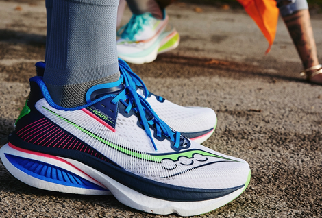 Découvrez notre test complet des Saucony Endorphin Azura. Confort, dynamisme, stabilité, poids, points forts et points faibles : notre avis après 100 km d'essai.