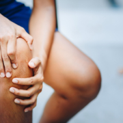 Le syndrome rotulien est l'une des principales douleurs du genou chez le coureur. Découvrez ses causes, ses symptômes, les traitements les plus efficaces et les conseils pour éviter les récidives.