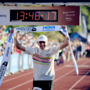 Vincent Bouillard remporte la Western States 100 2026 et établit un nouveau record du parcours en 13h46min15s sur 161 km.