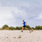Découvrez 6 conseils pour progresser en course à pied cet été. Entraînement, reprise, chaleur, trail, marathon : profitez des vacances pour revenir plus fort.