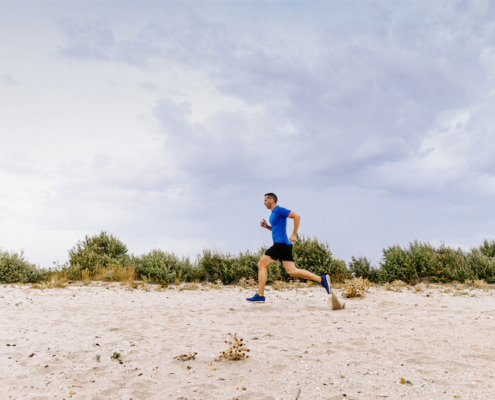 Découvrez 6 conseils pour progresser en course à pied cet été. Entraînement, reprise, chaleur, trail, marathon : profitez des vacances pour revenir plus fort.