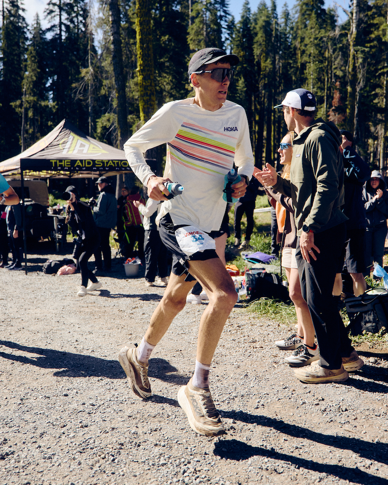 Vincent Bouillard remporte la Western States 100 2026 et établit un nouveau record du parcours en 13h46min15s sur 161 km.